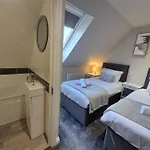 بيت للعطل Wallscourt House By Cliftonvalley *