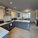 בית נופש Wallscourt House By Cliftonvalley *